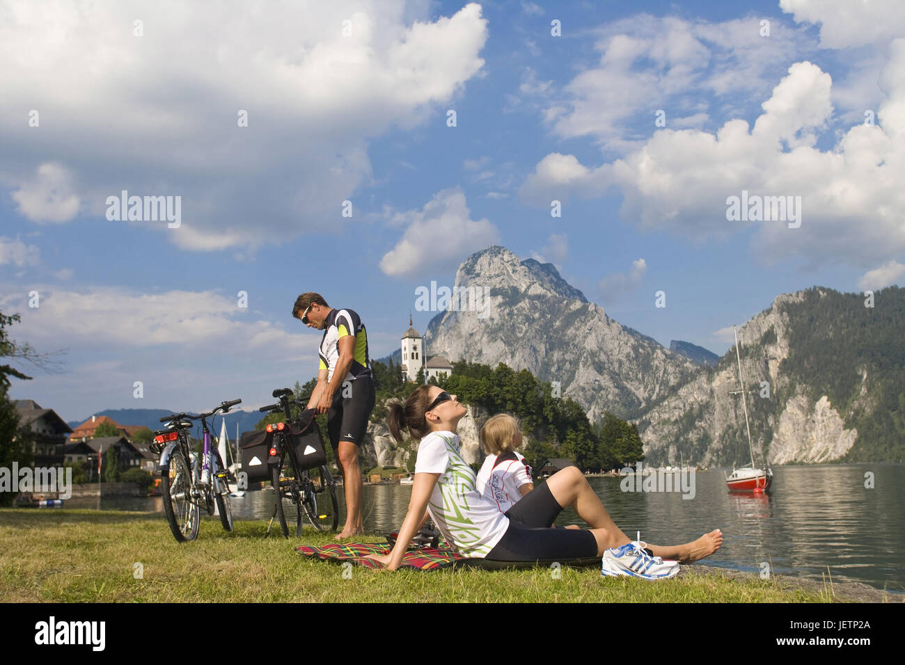 Austria family cycling hi-res stock photography and images - Alamy