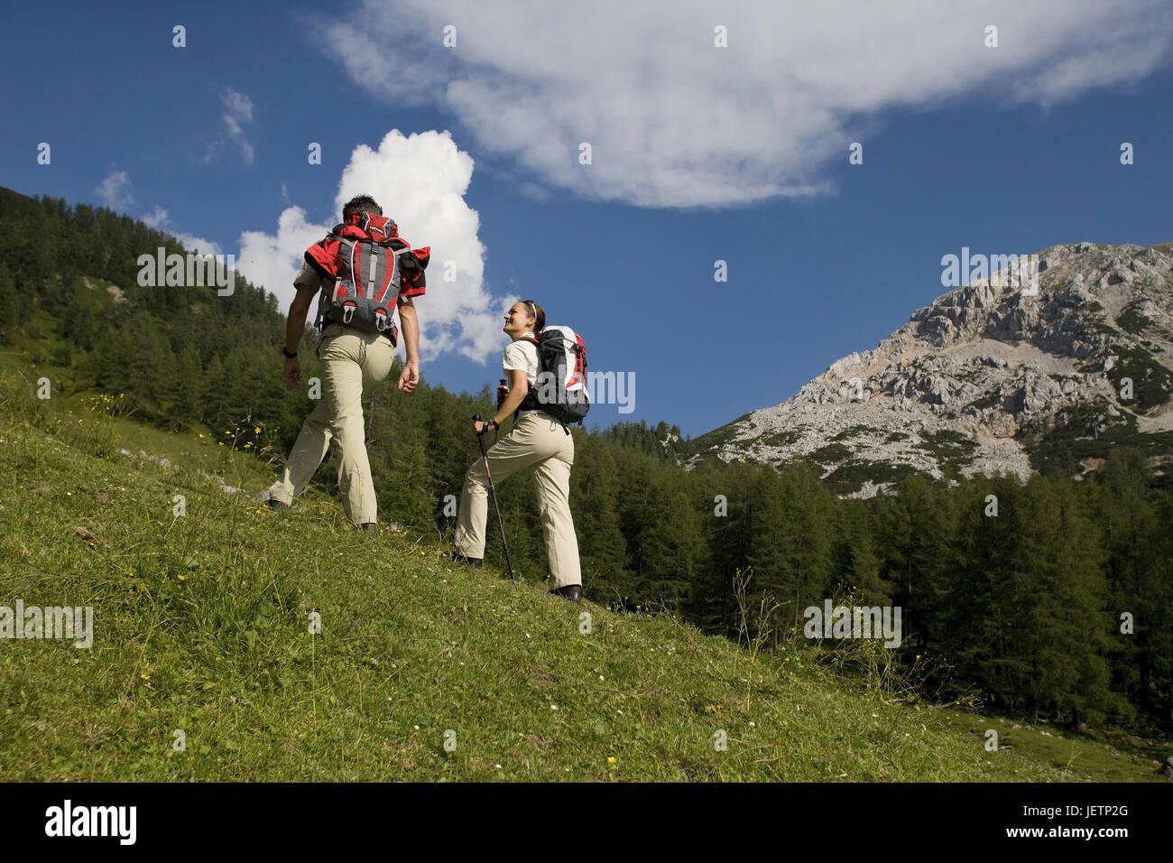 Pair walks in alpine scenery, Paar wandert in alpiner Landschaft Stock Photo
