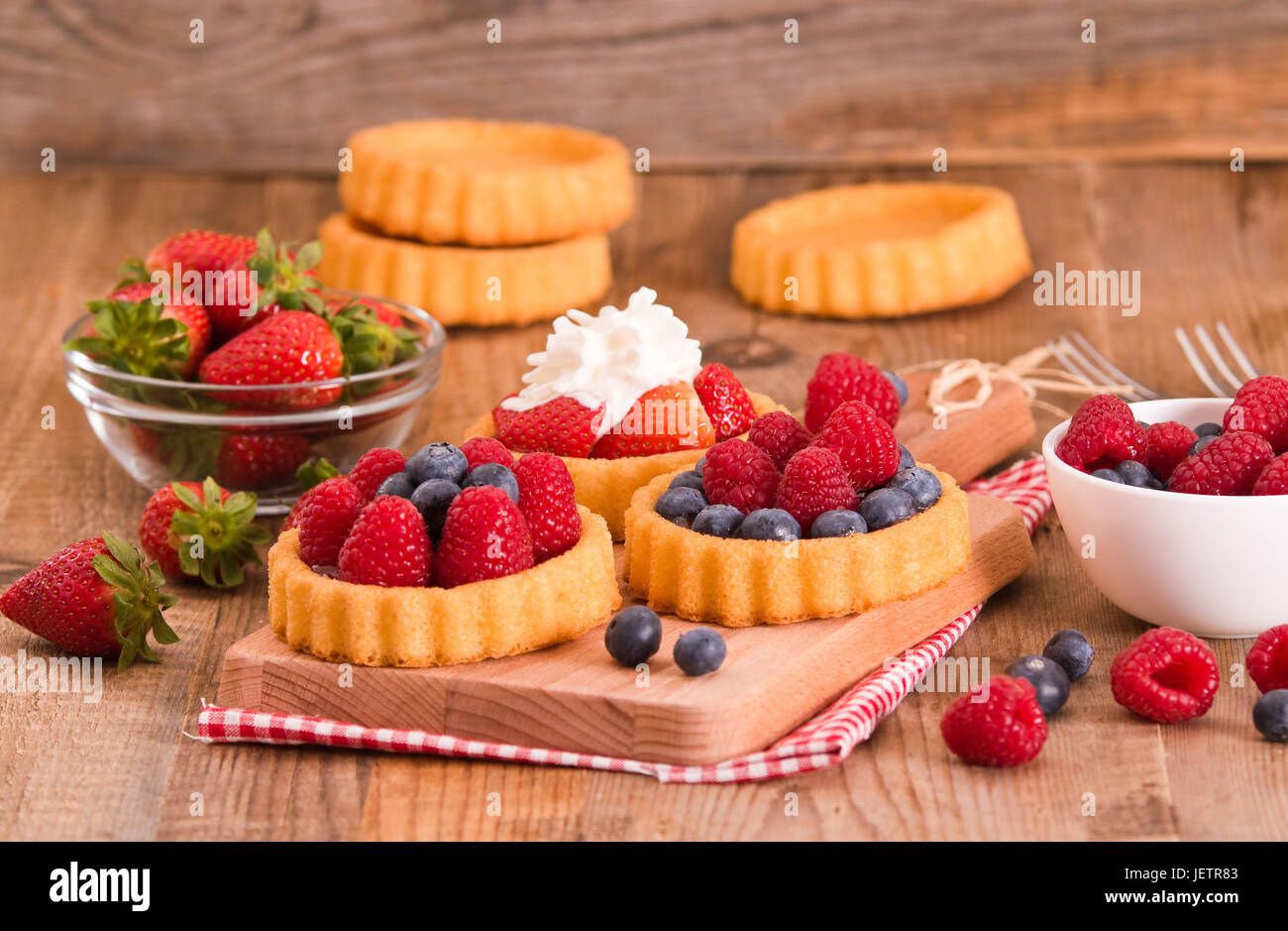 Sponge tartlets hi-res stock photography and images - Alamy