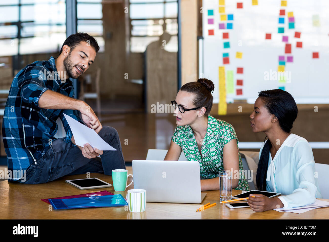 Women man teamwork document hi-res stock photography and images - Alamy
