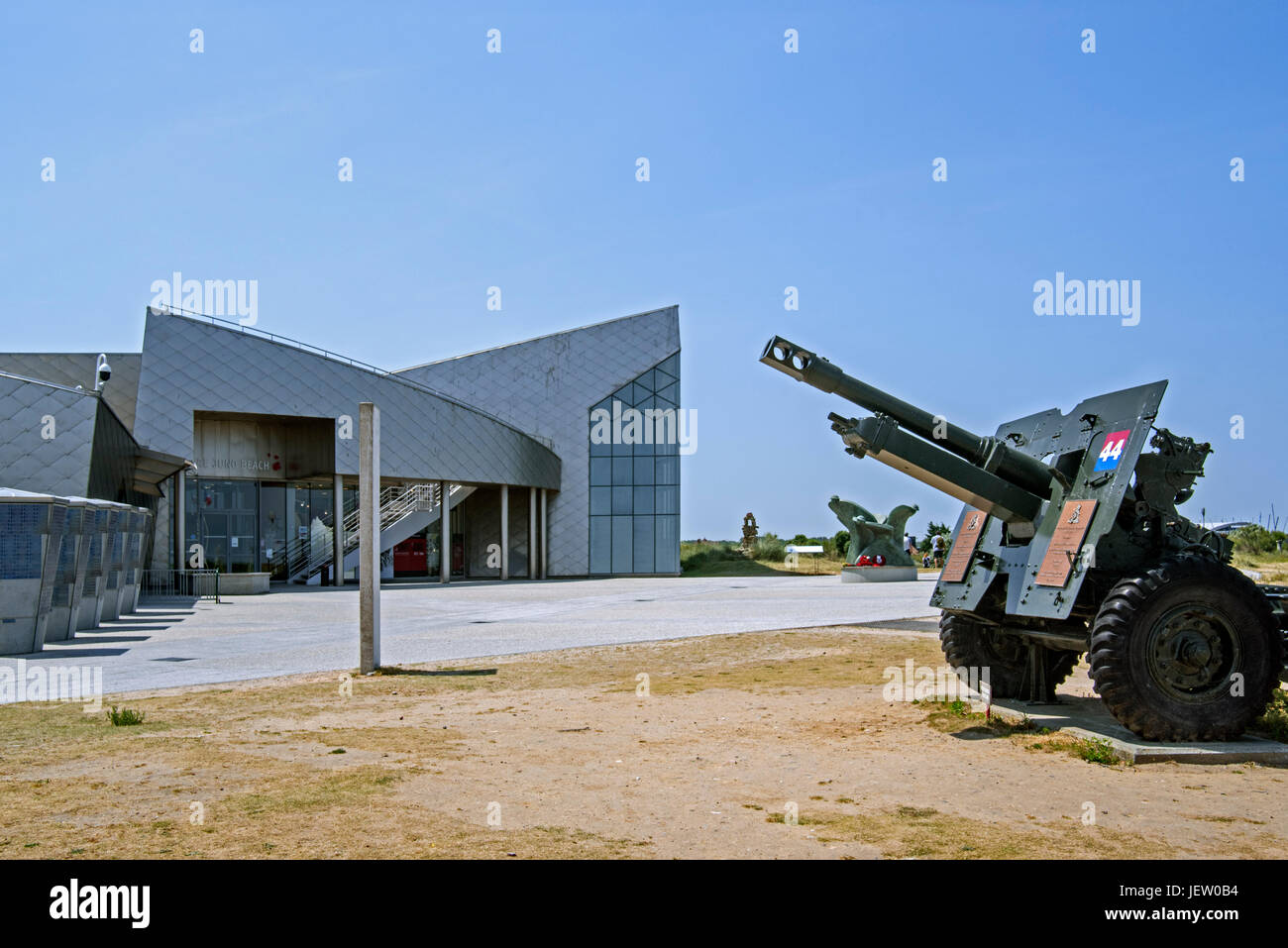 Ordnance QF 25-pounder gun in front of the Juno Beach Centre, World War Two museum at Courseulles-sur-Mer, Calvados, Normandy, France Stock Photo
