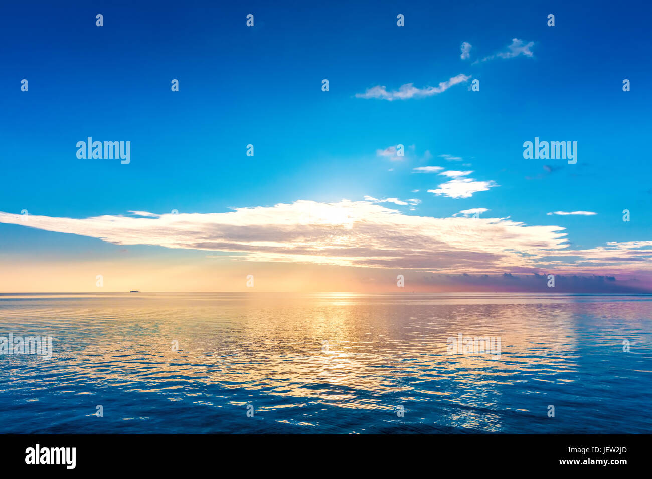 Ocean with sunset hi-res stock photography and images - Alamy