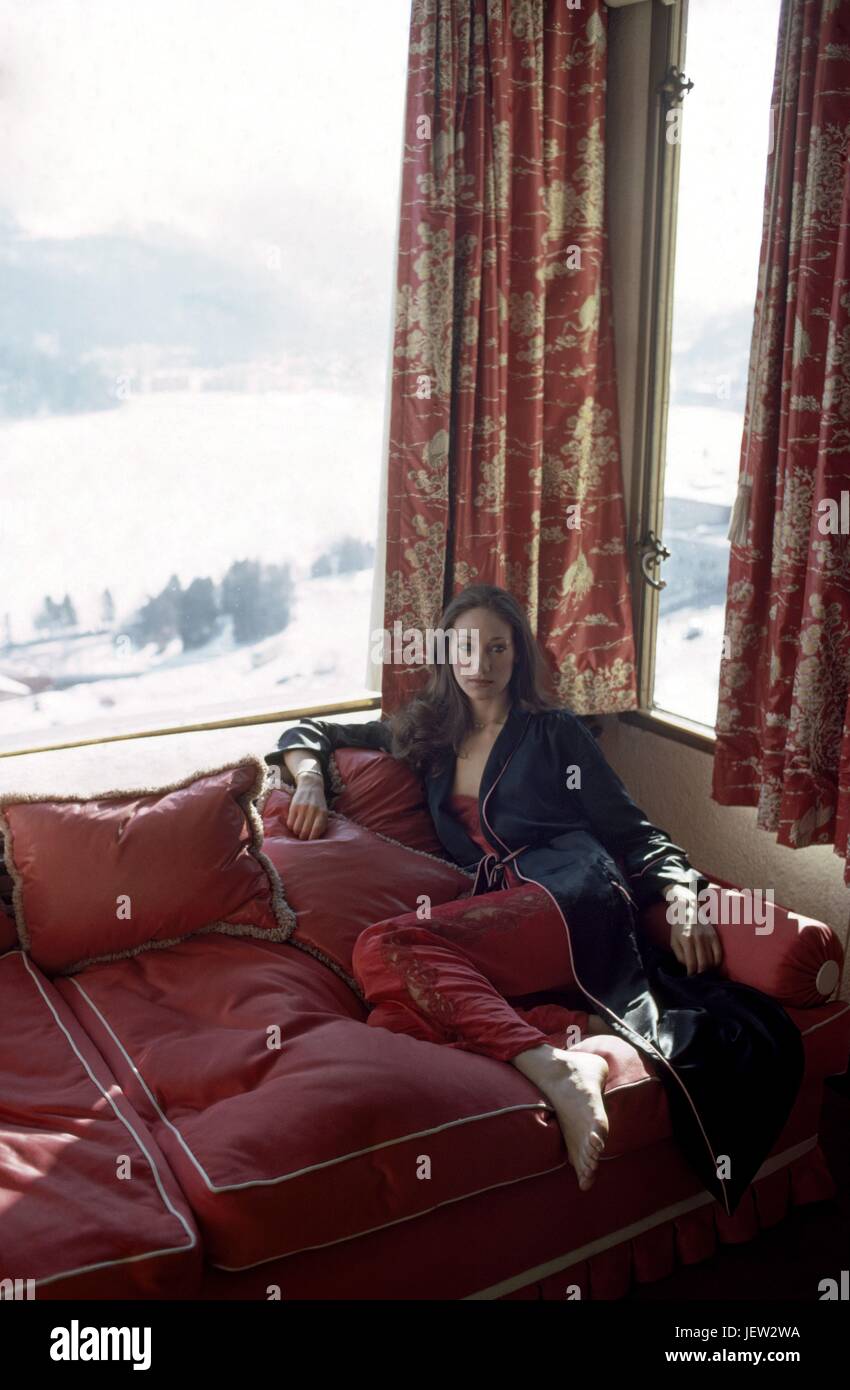 American model Marisa Berenson came a few days at Austrian conductor Herbert von Karajan's chalet in Saint-Moritz.  February 1975 Photo Michael Holtz Stock Photo