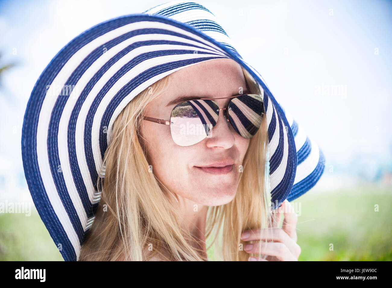 Wearing big hat sunglasses hi-res stock photography and images - Alamy