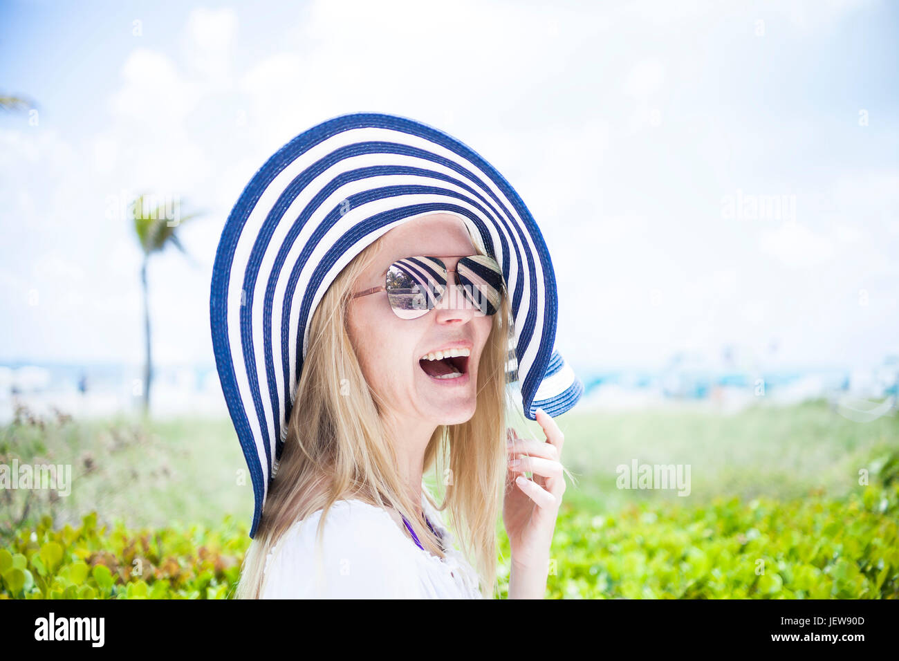 Wearing big hat sunglasses hi-res stock photography and images - Alamy