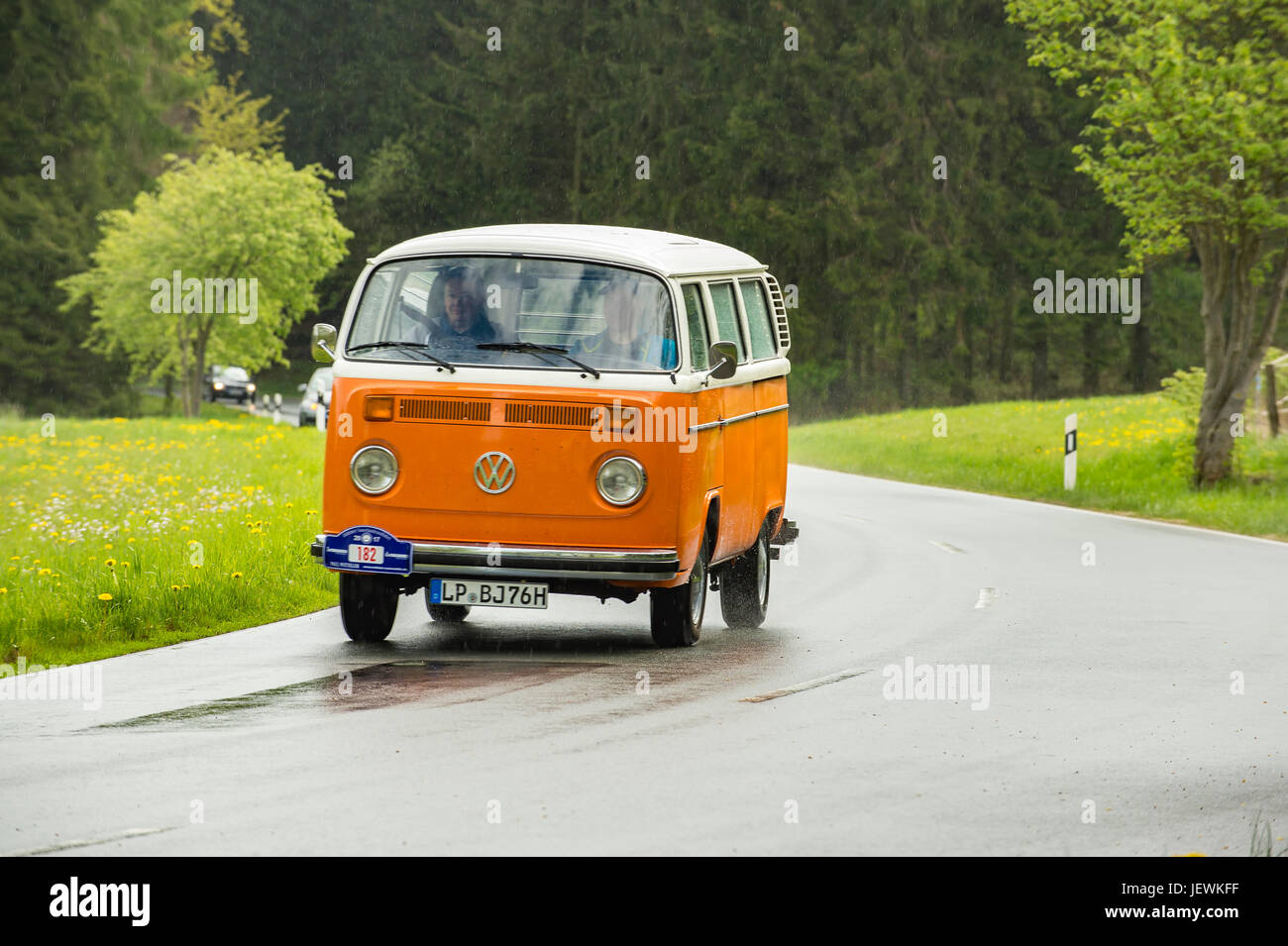 Vw t2b bus hi-res stock photography and images - Alamy