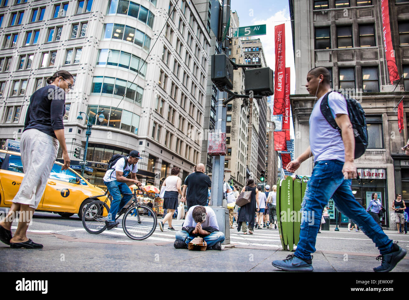 Homeless on 5th Avenue, Manhattan, New York City, USA Stock Photo Alamy
