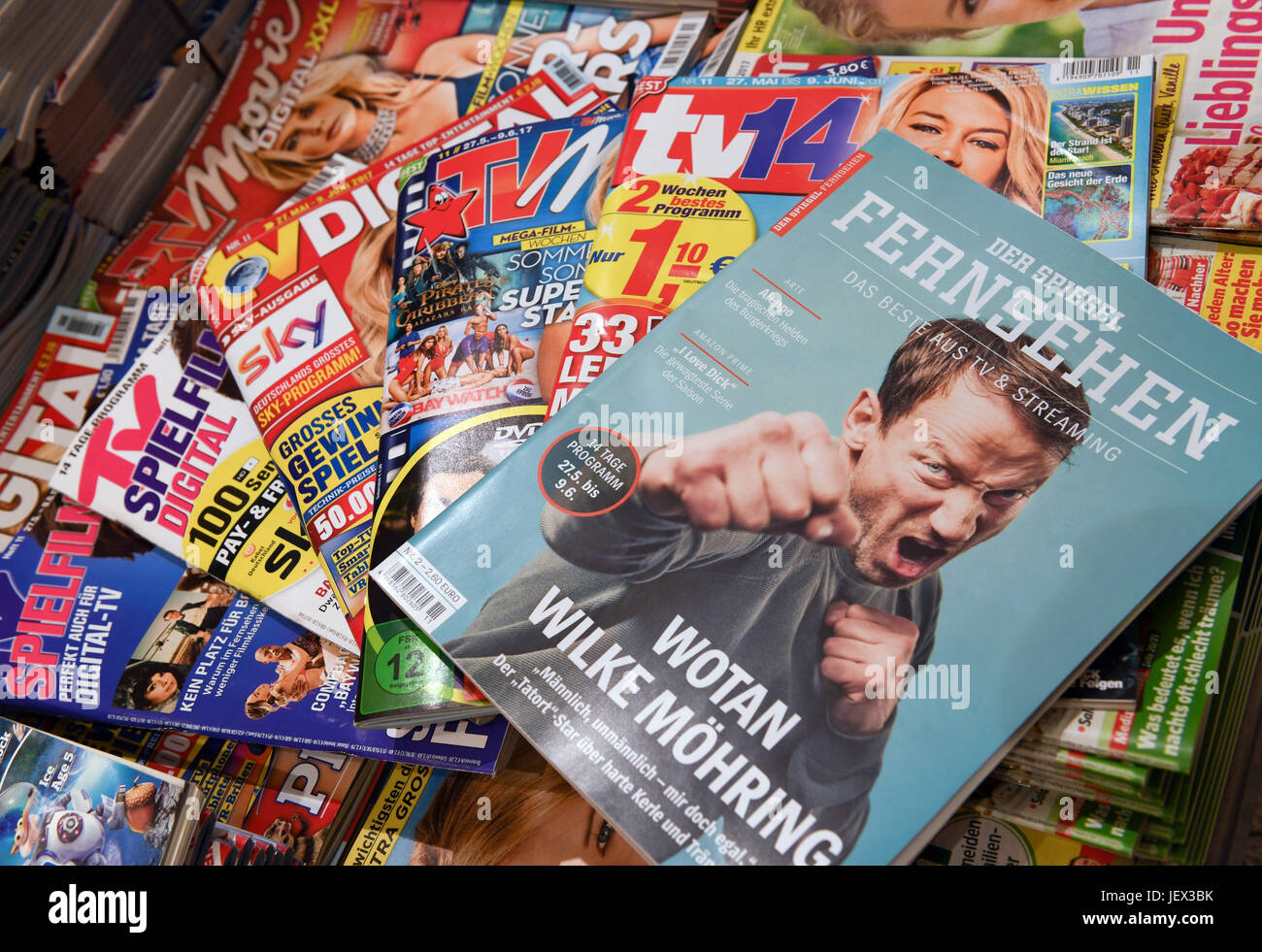 Tv magazines hi-res stock photography and images - Alamy