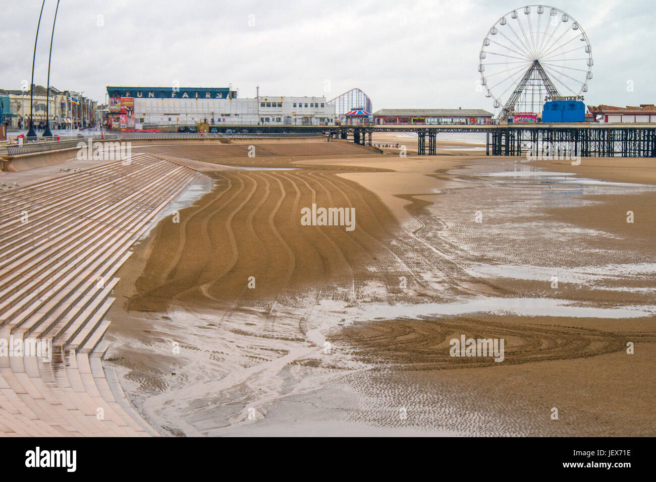 Tourists blackpool pier tower beach hi-res stock photography and images ...