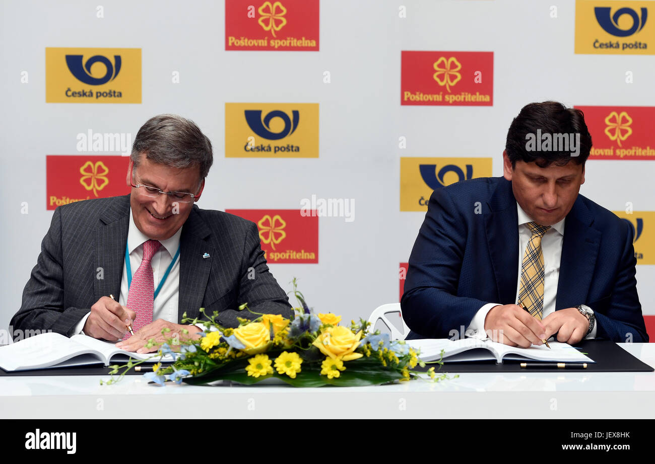 Prague, Czech Republic. 28th June, 2017. CEO of CSOB bank John Hollows (left) and CEO of Czech Post Martin Elkan signs a contract on co-operation in banking and insurance services between Czech Post and CSOB in Prague, Czech Republic, on June 28, 2017. Credit: Michal Krumphanzl/CTK Photo/Alamy Live News Stock Photo