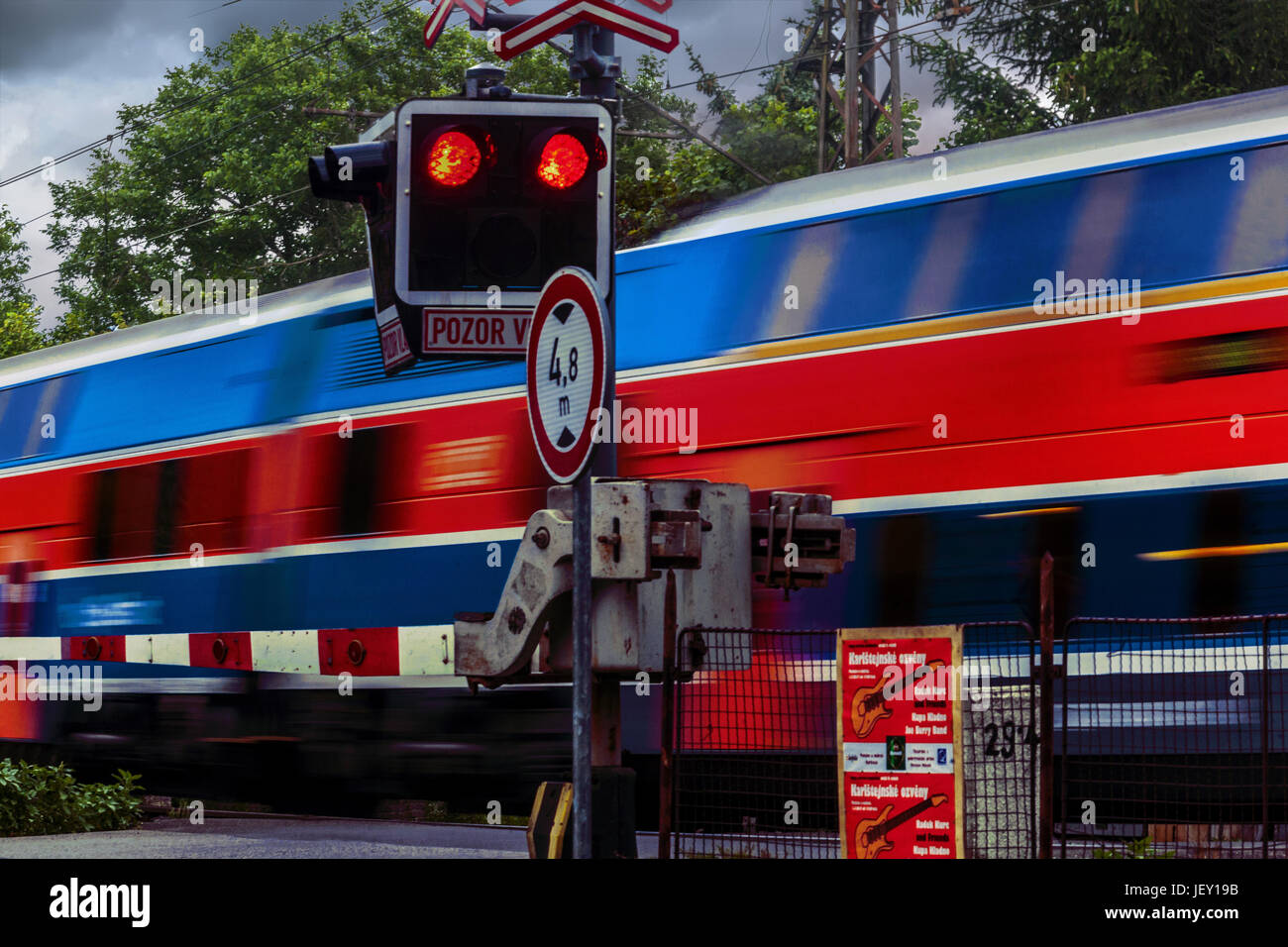 Railroad crossing lights hires stock photography and images Alamy