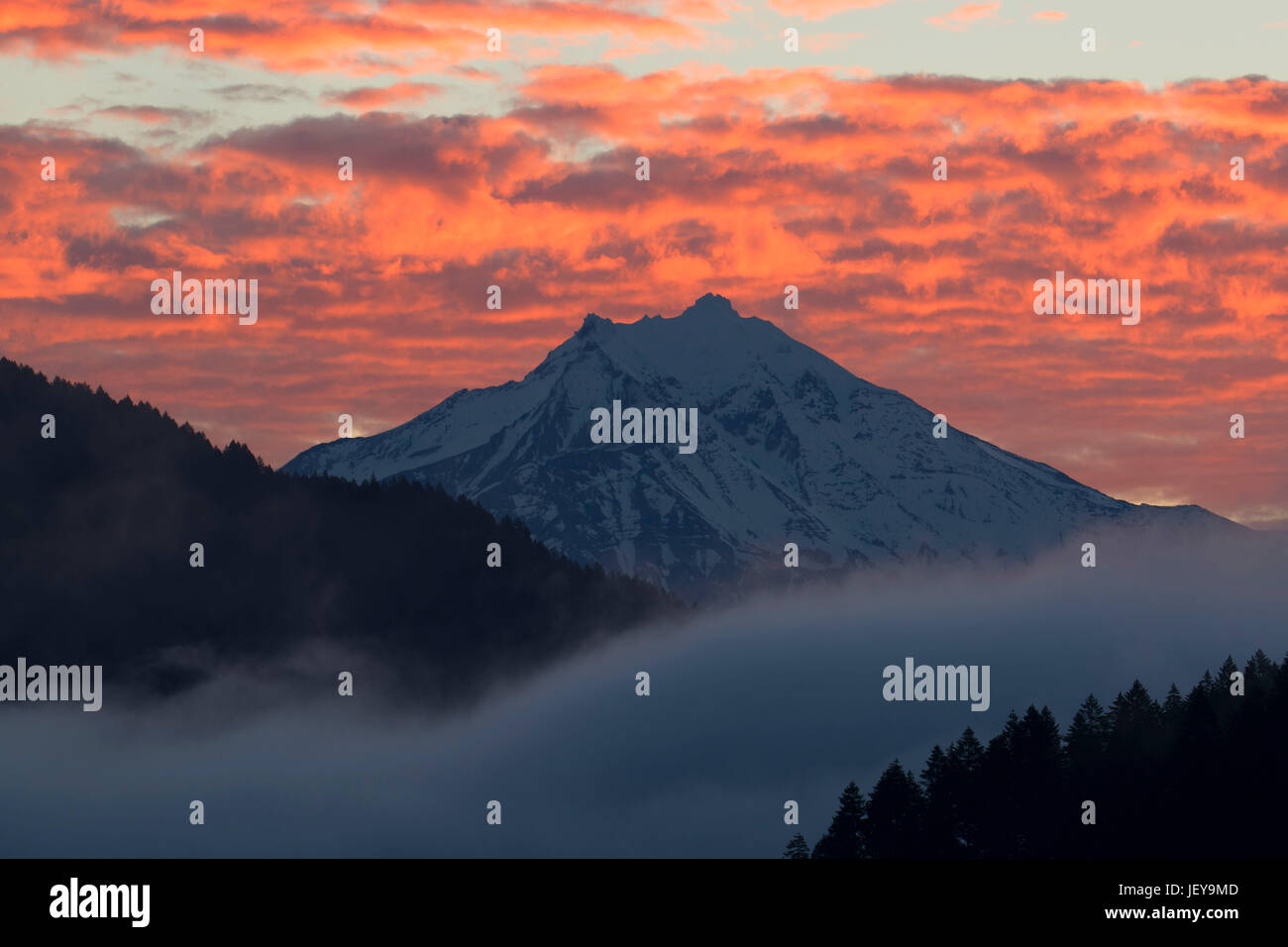 Mt Jefferson Sunrise From Detroit Lake, Detroit Lake State Park, Oregon  Stock Photo - Alamy