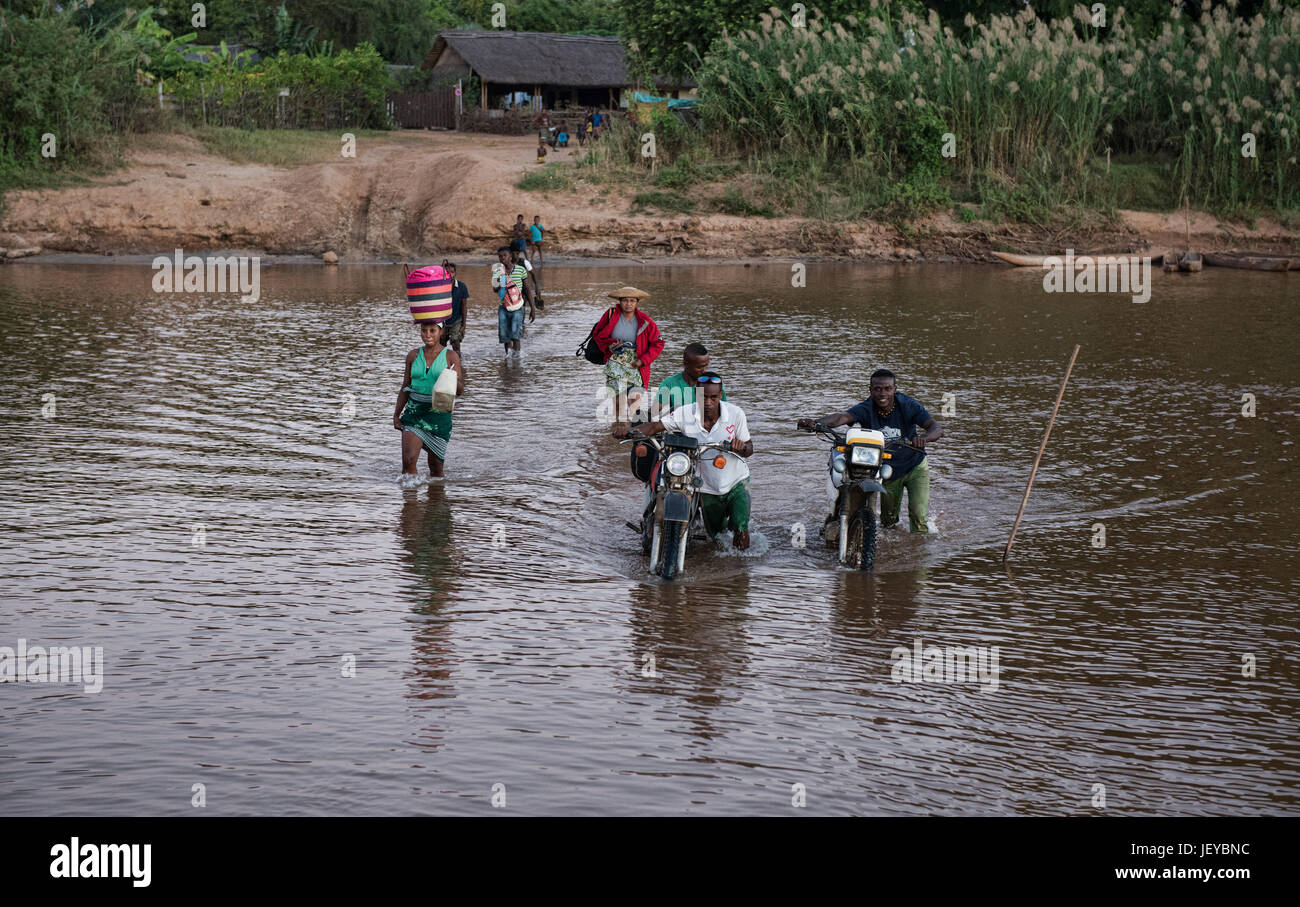 Crossing the Manambolo River, Bekopaka, Madagascar Stock Photo - Alamy