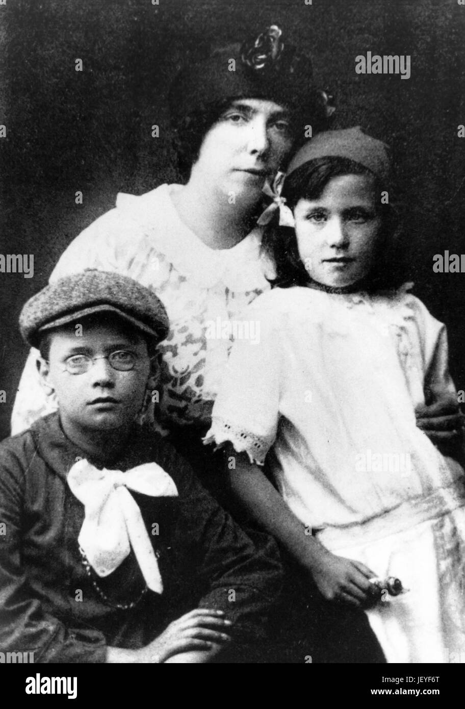 nora barnacle, wife of james joyce with children Stock Photo