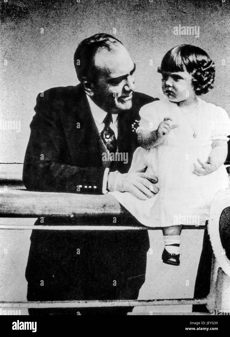 enrico caruso with her daughter glory 1921 Stock Photo Alamy