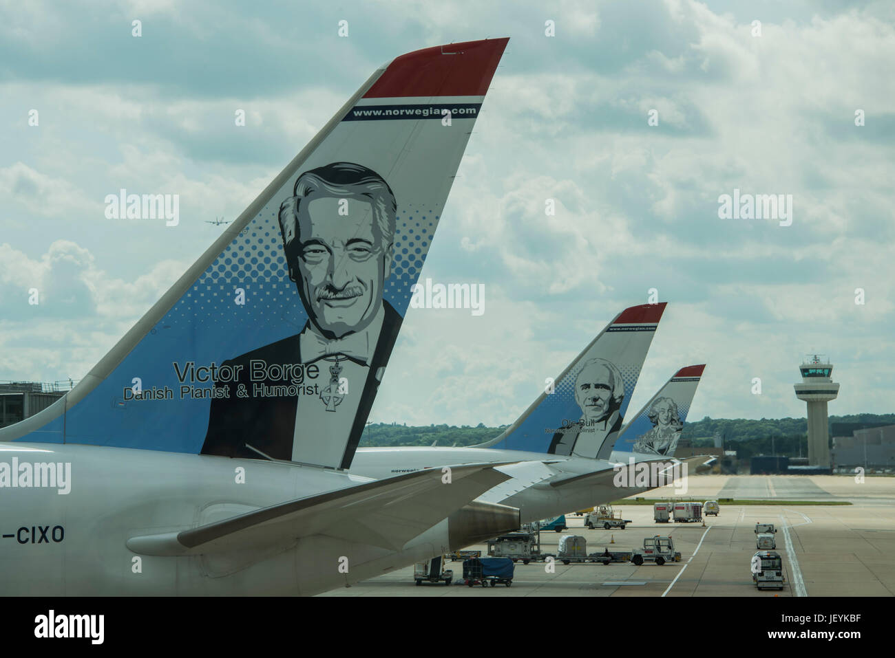 Aircraft stand gatwick hires stock photography and images Alamy