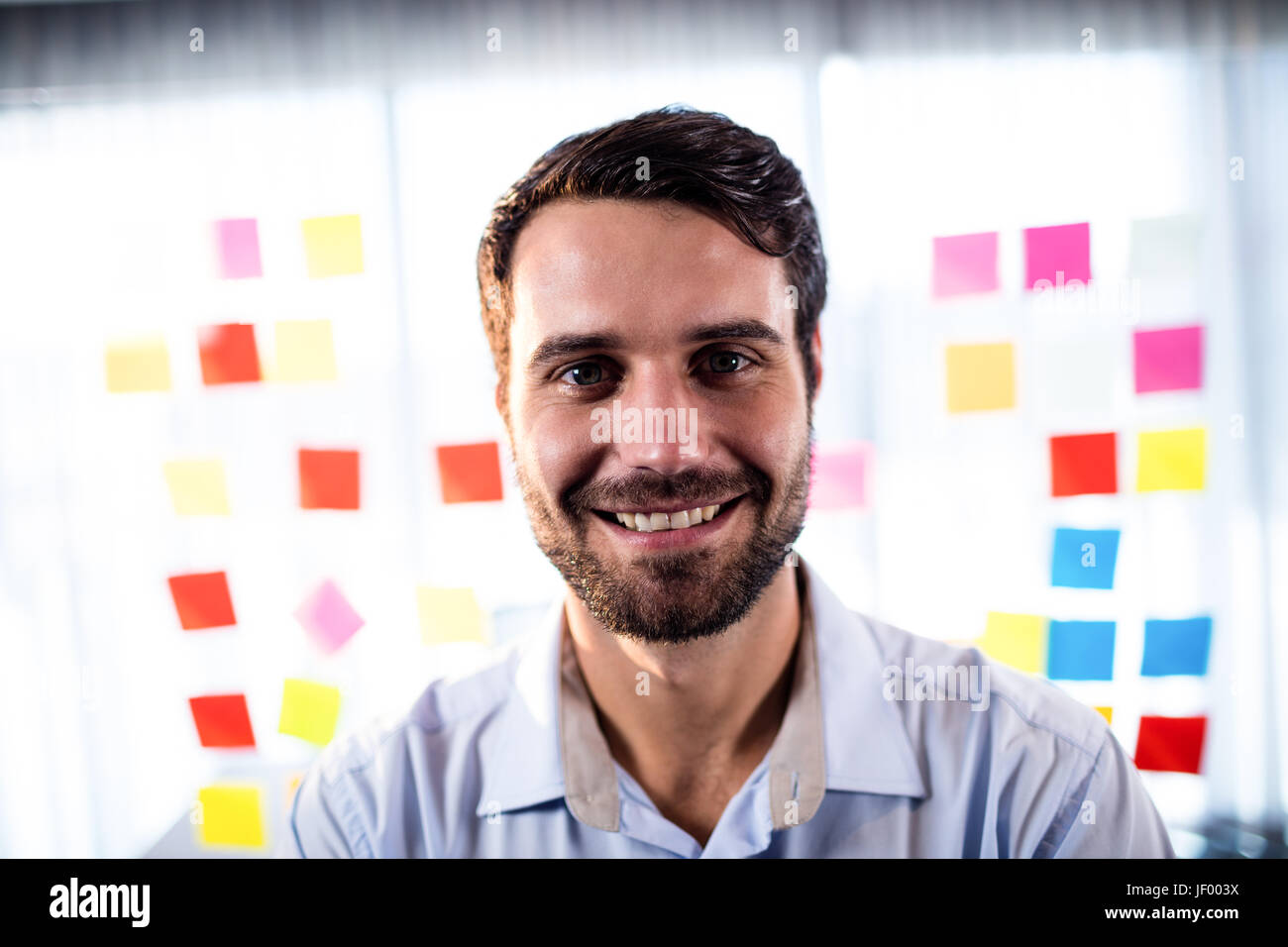 Businessman reading post it Stock Photo - Alamy