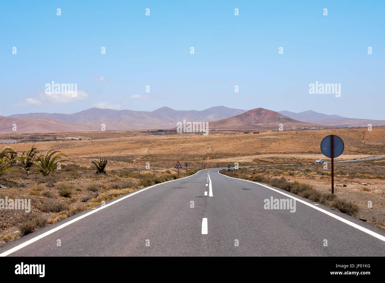 Asphalt lonely road hi-res stock photography and images - Alamy