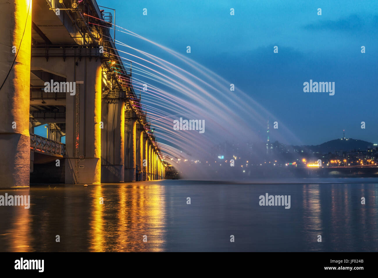 banpo-rainbow-bridge-fountain-stock-photo-alamy