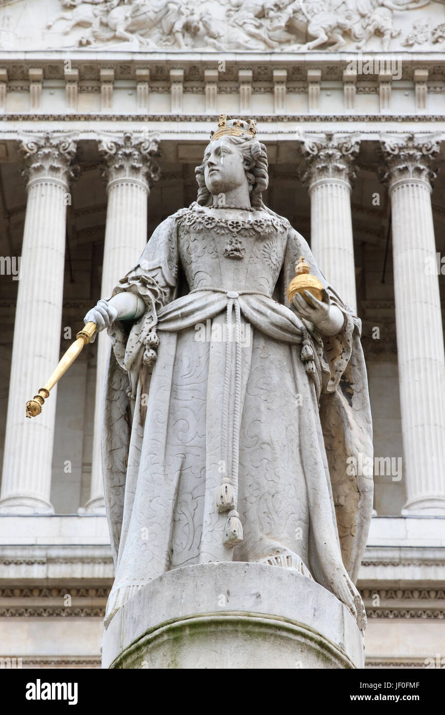 Statue of Queen Anne outside St. Paul's Cathedral in London Stock Photo