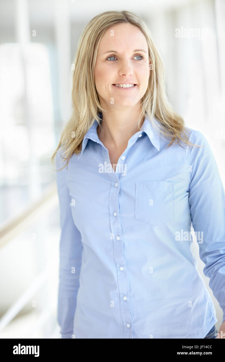 Portrait of smiling woman Stock Photo - Alamy