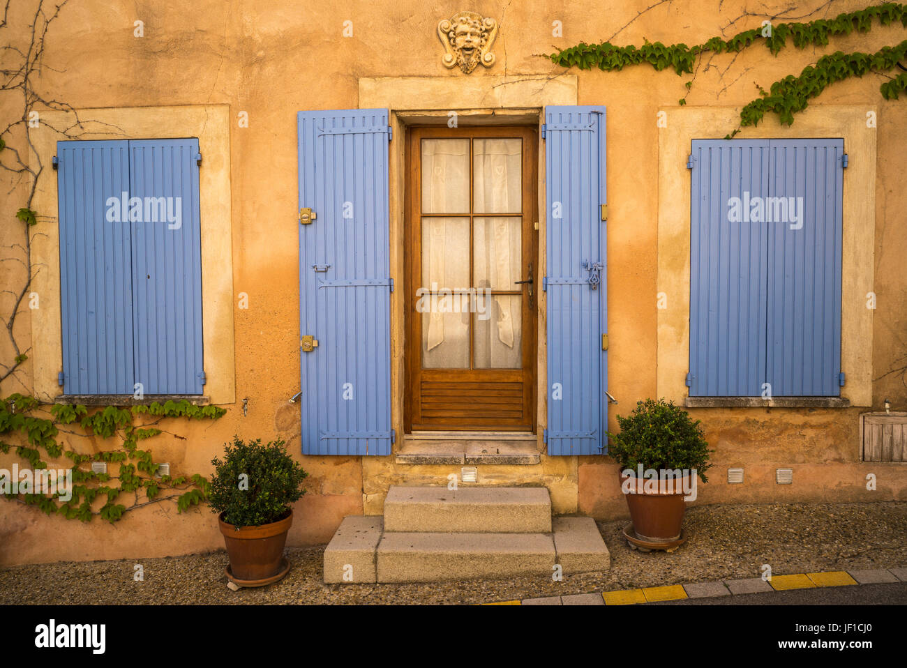 Fenster in der Provence Stock Photo - Alamy