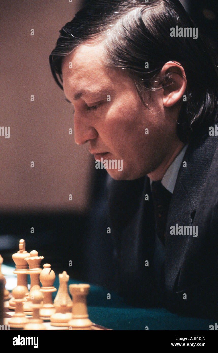 Russian Chess Master Anatoly Karpov as he plays against 20 other Photo  d'actualité - Getty Images