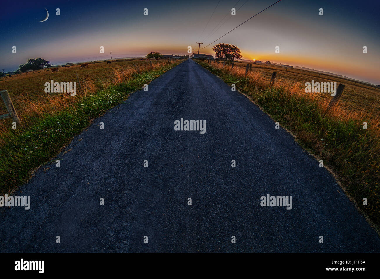 Country road farm shed hi-res stock photography and images - Alamy