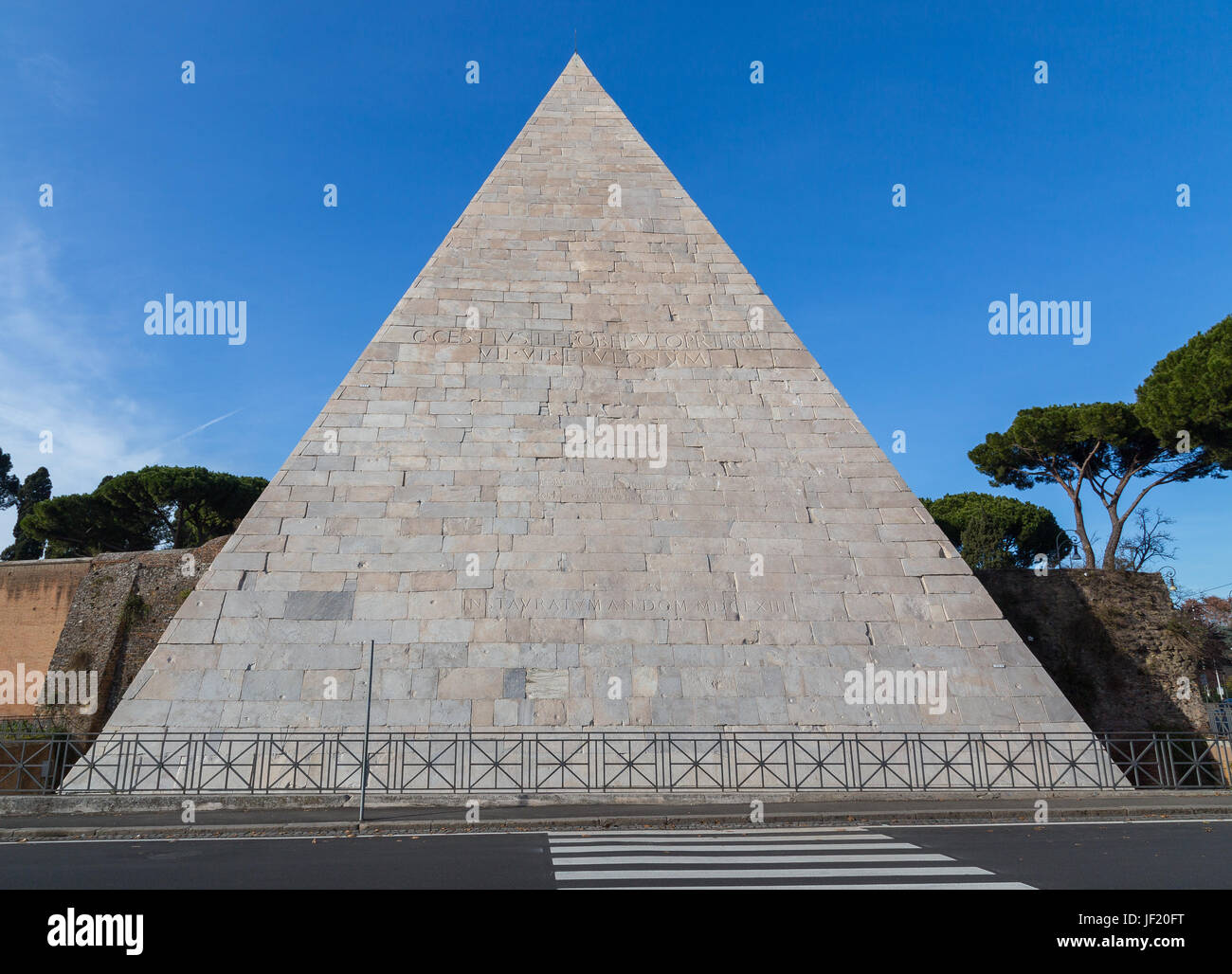 Cestius Pyramid Tomb in Rome Italy Stock Photo - Alamy