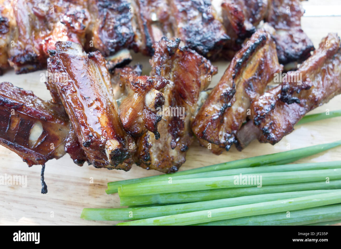 шашлык из ребрышек. ребрышки на мангале в фольге. свиные рёбрышки на мангале в фольге. ребрышки барбекю. ребра барбекю в фольге.