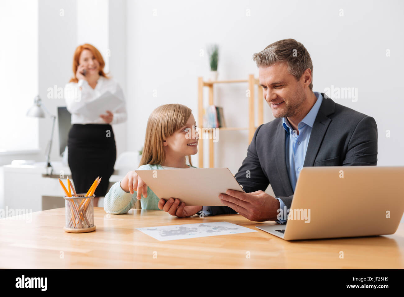 My father is a worker. дети родители компьютер. хорошая работа отец. хорошая работа отец. хорошая работа отец.