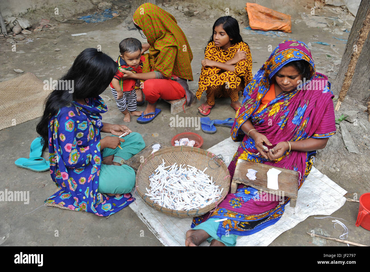 DHAKA, BANGLADESH - NOVEMBER 11, 2016: Bangladeshi people make Bidi ...