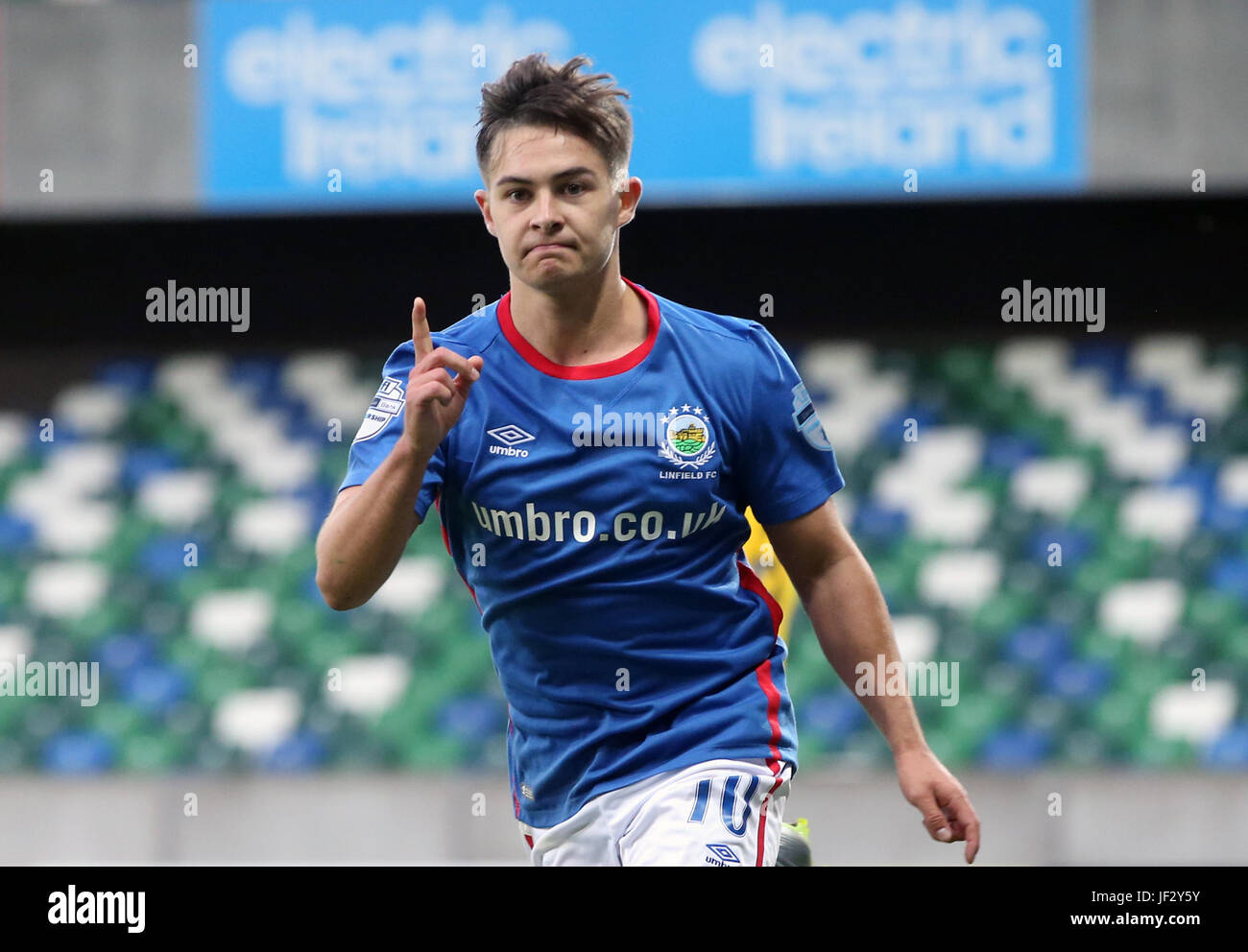 Torrent minimum Stifte bekendtskab Linfield's Jordan Stewart celebrates scoring his side's first goal of the  game during the UEFA Champions League Qualifying match at Windsor Park,  Belfast Stock Photo - Alamy
