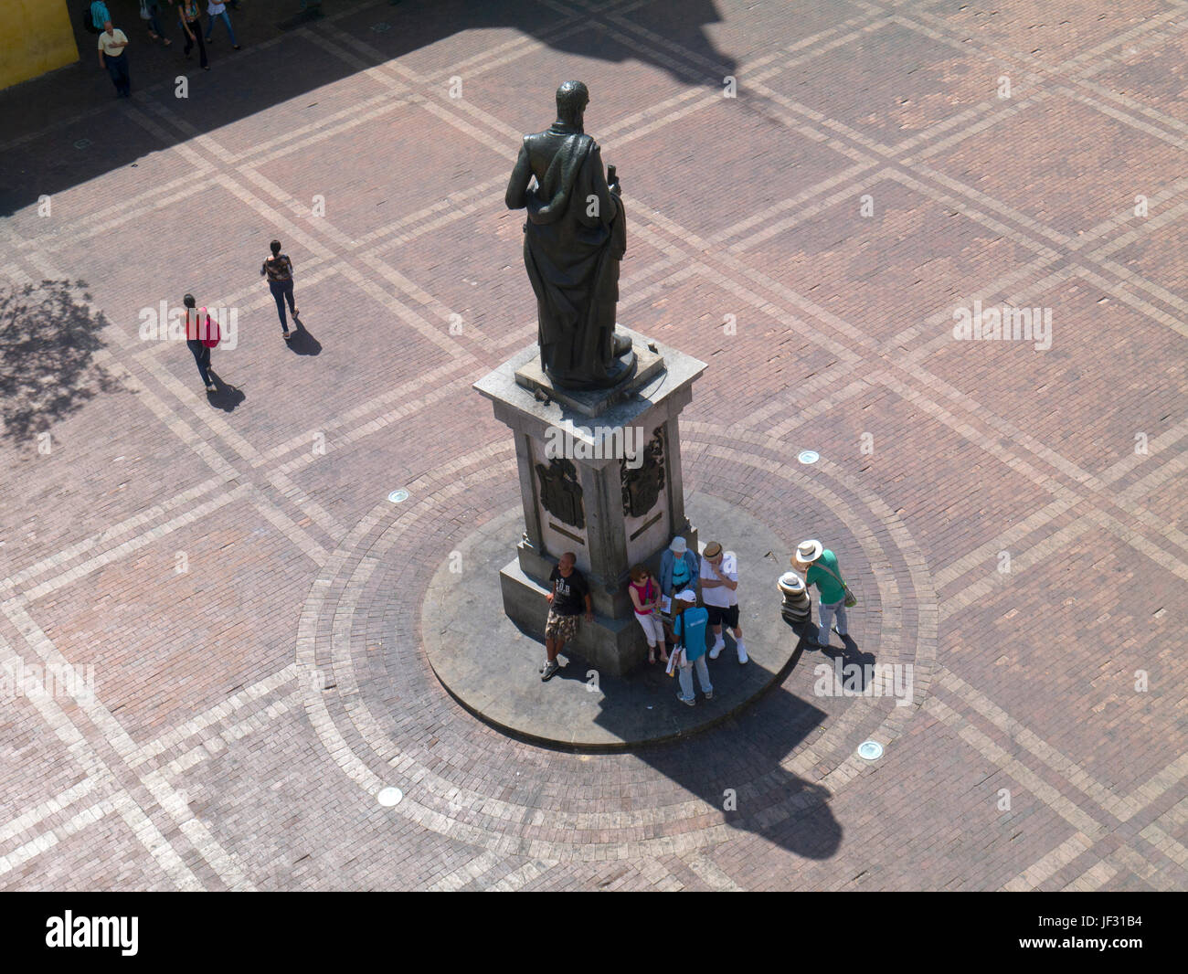 Overview of statue of Pedro de Heredia, Plaza de los Coches, Cartegena, Colombia, with hat seller and tourists Stock Photo
