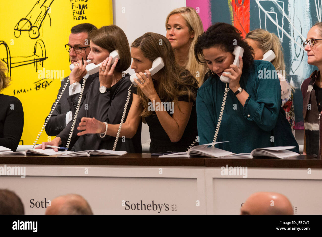 ◇ Sotheby'sオークション コンテンポラリー 2017 ロンドン◇ London, UK. 28 June 2017. Sotheby's staff taking telephone bids