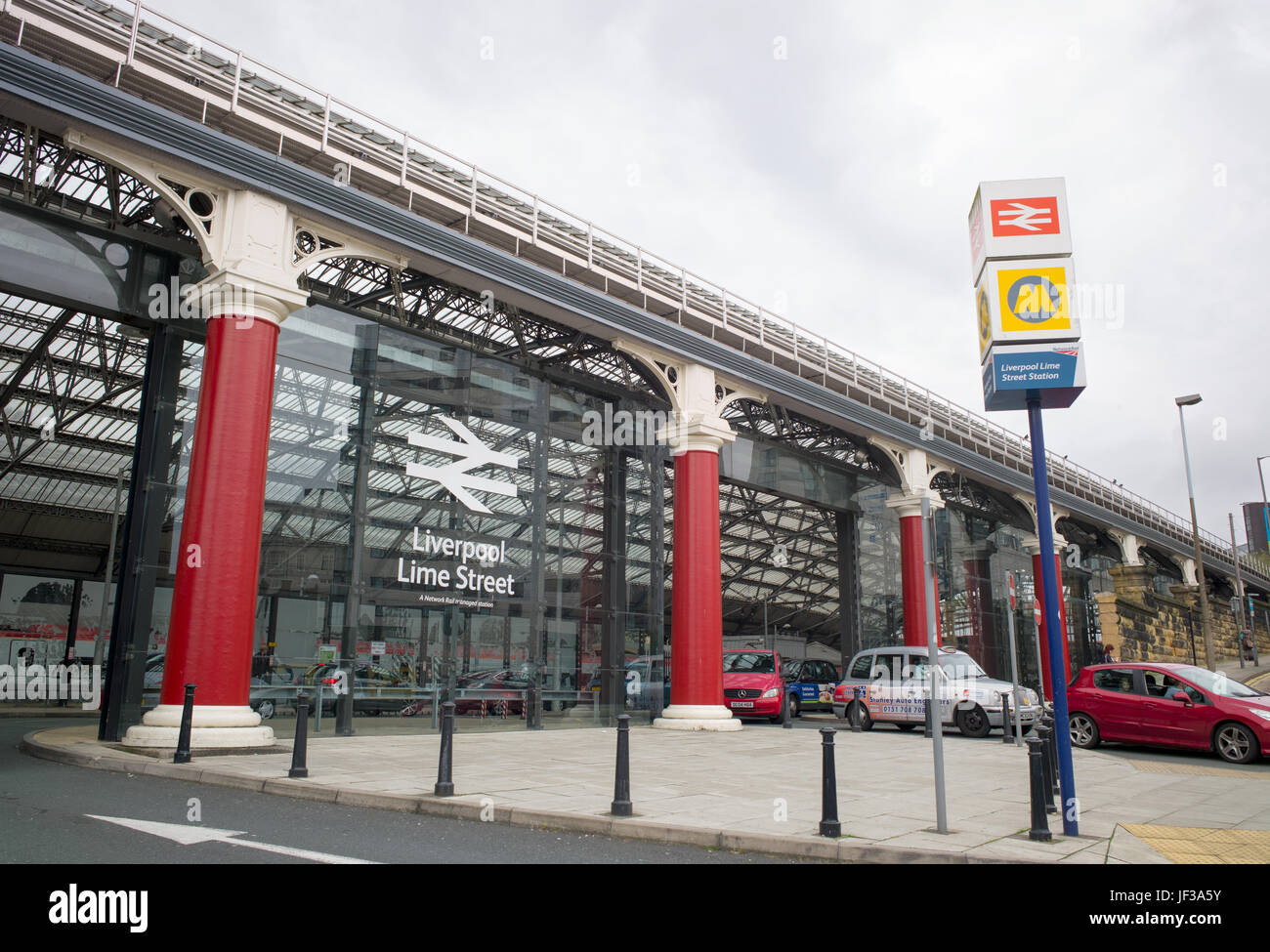 Skelthorne Street exit and entrance to pick up and set down point in Liverpool Lime Street station, Liverpool, UK Stock Photo