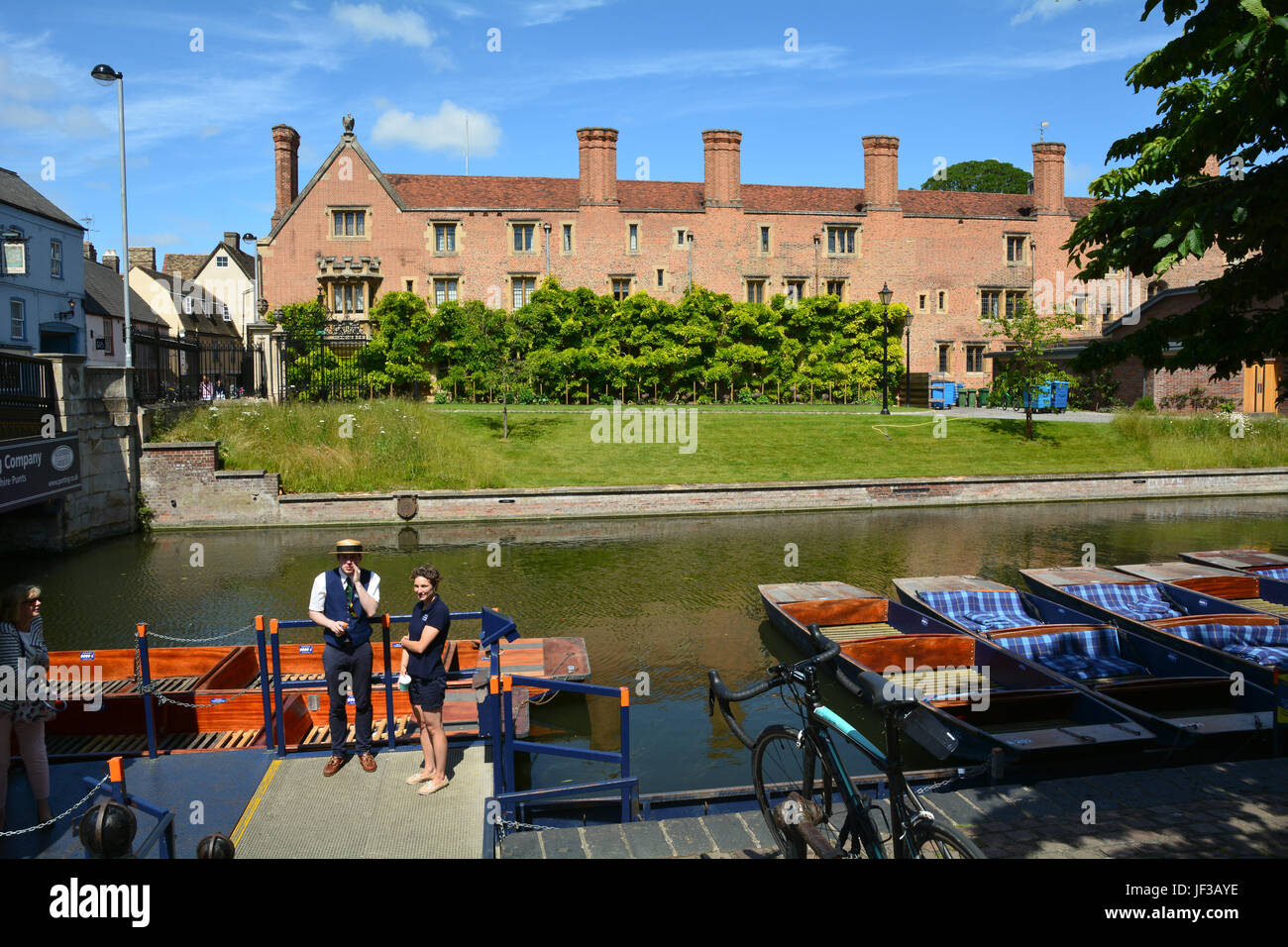 Punting boats on the River Cam by Magdalene College in Cambridge Cambridgeshire England Stock Photo