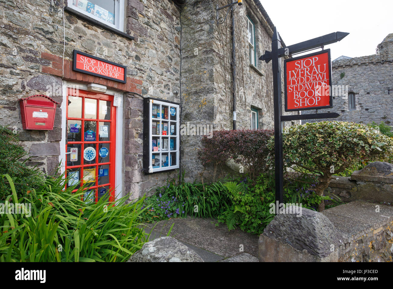 Book shop, St. David's, Pembrokeshire, with bilingual signage. Stock Photo