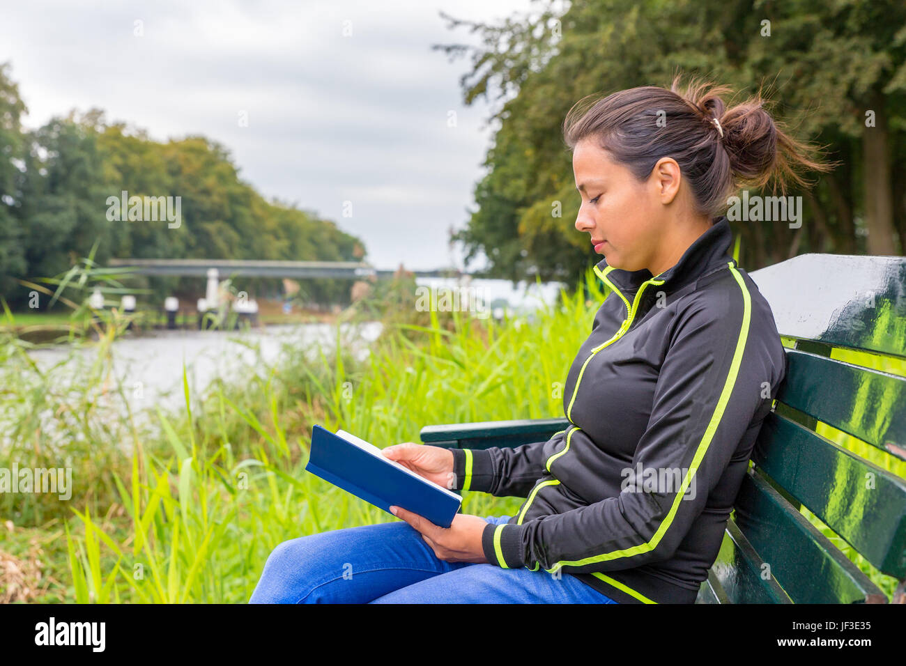 Book bench hi-res stock photography and images - Alamy