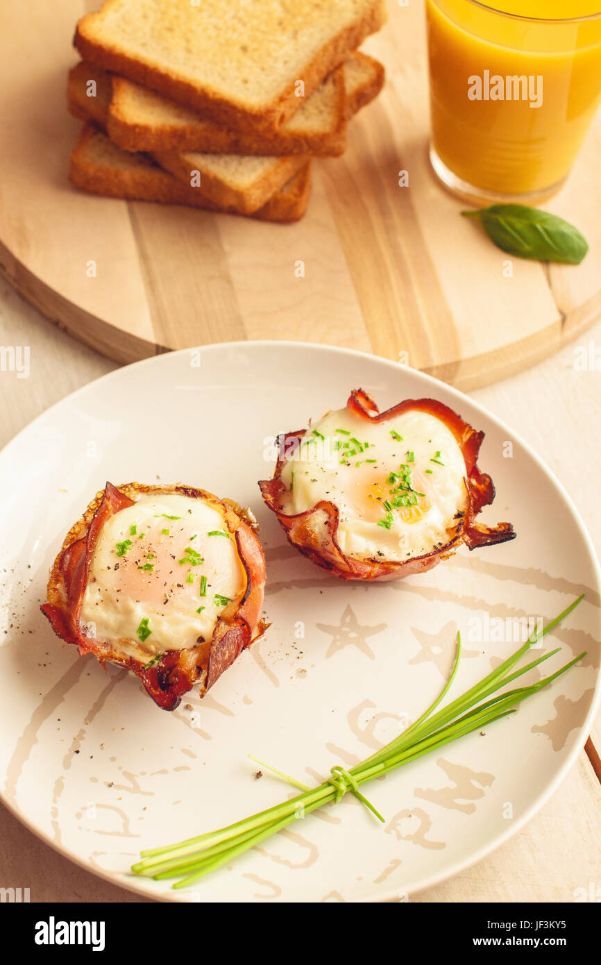 Bacon, eggs and toast breakfast Stock Photo - Alamy