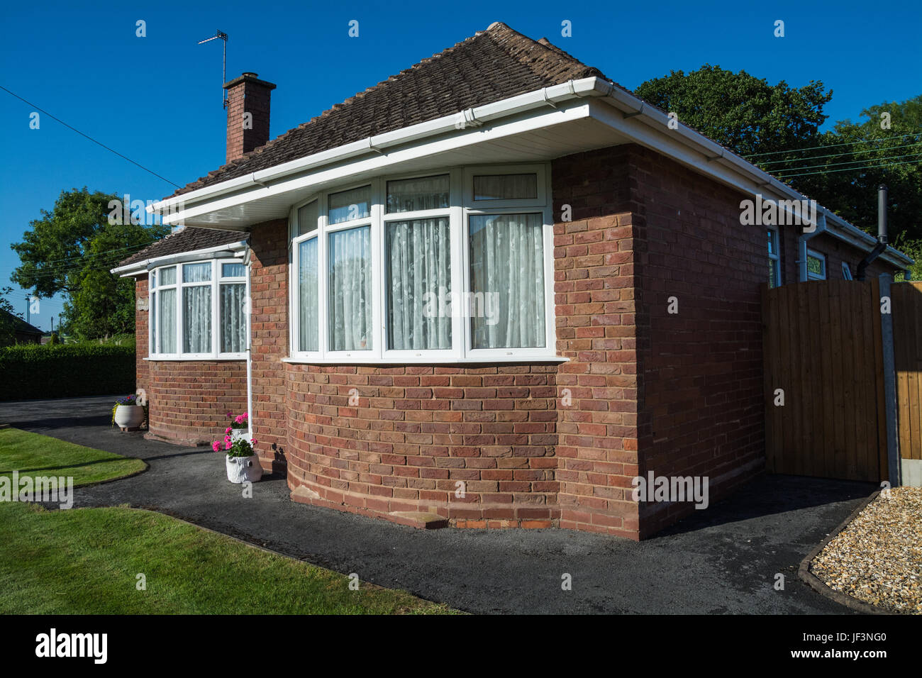 Bungalow uk hires stock photography and images Alamy