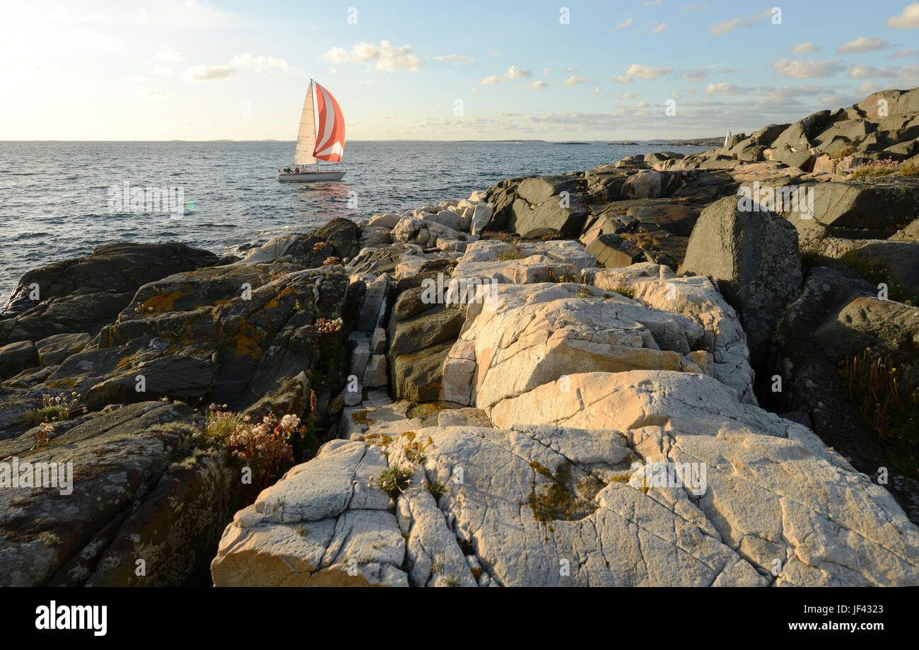 Rocky coast pleasure boat hi-res stock photography and images - Alamy