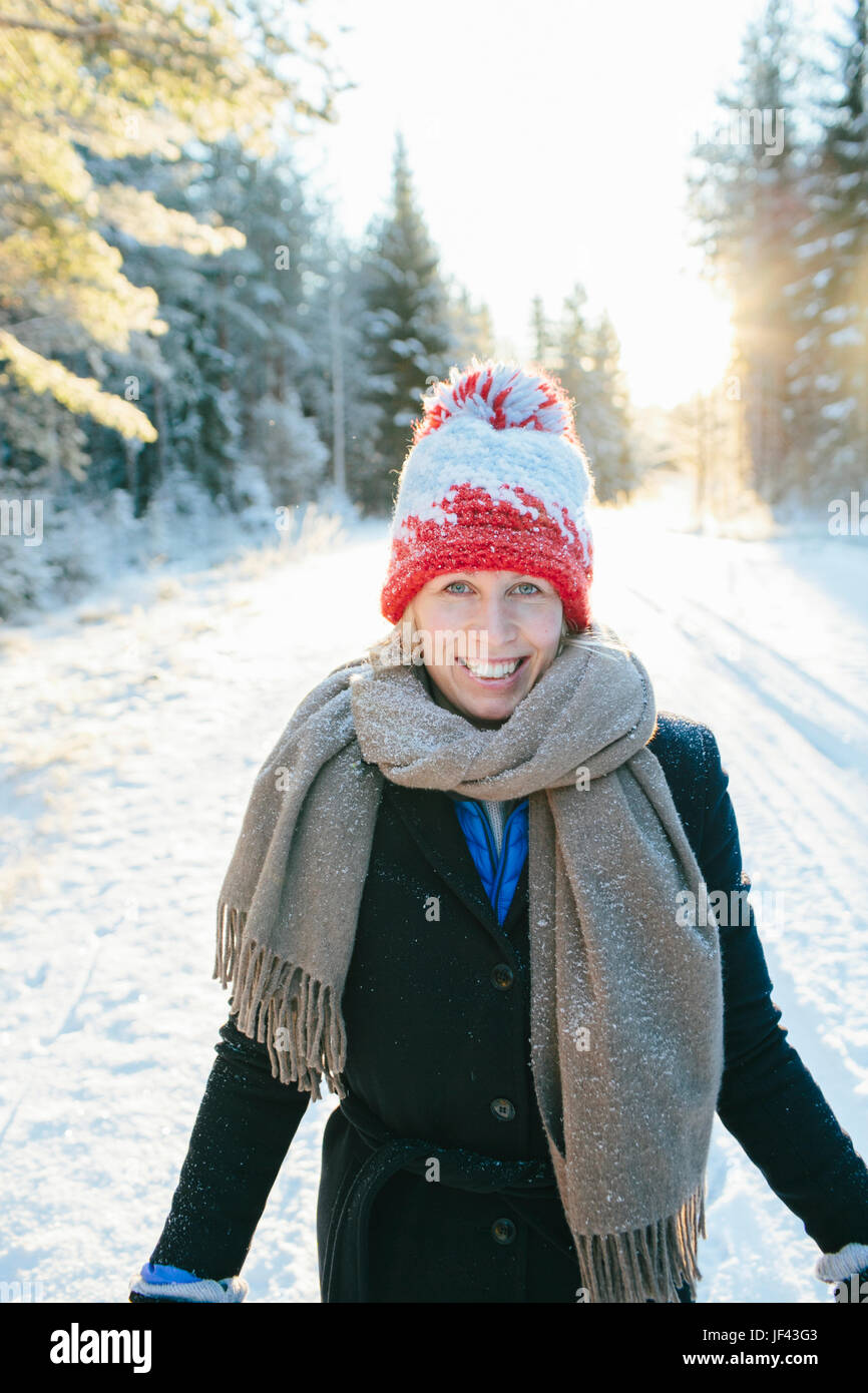 Woolly hat and snow and woman hi-res stock photography and images - Alamy