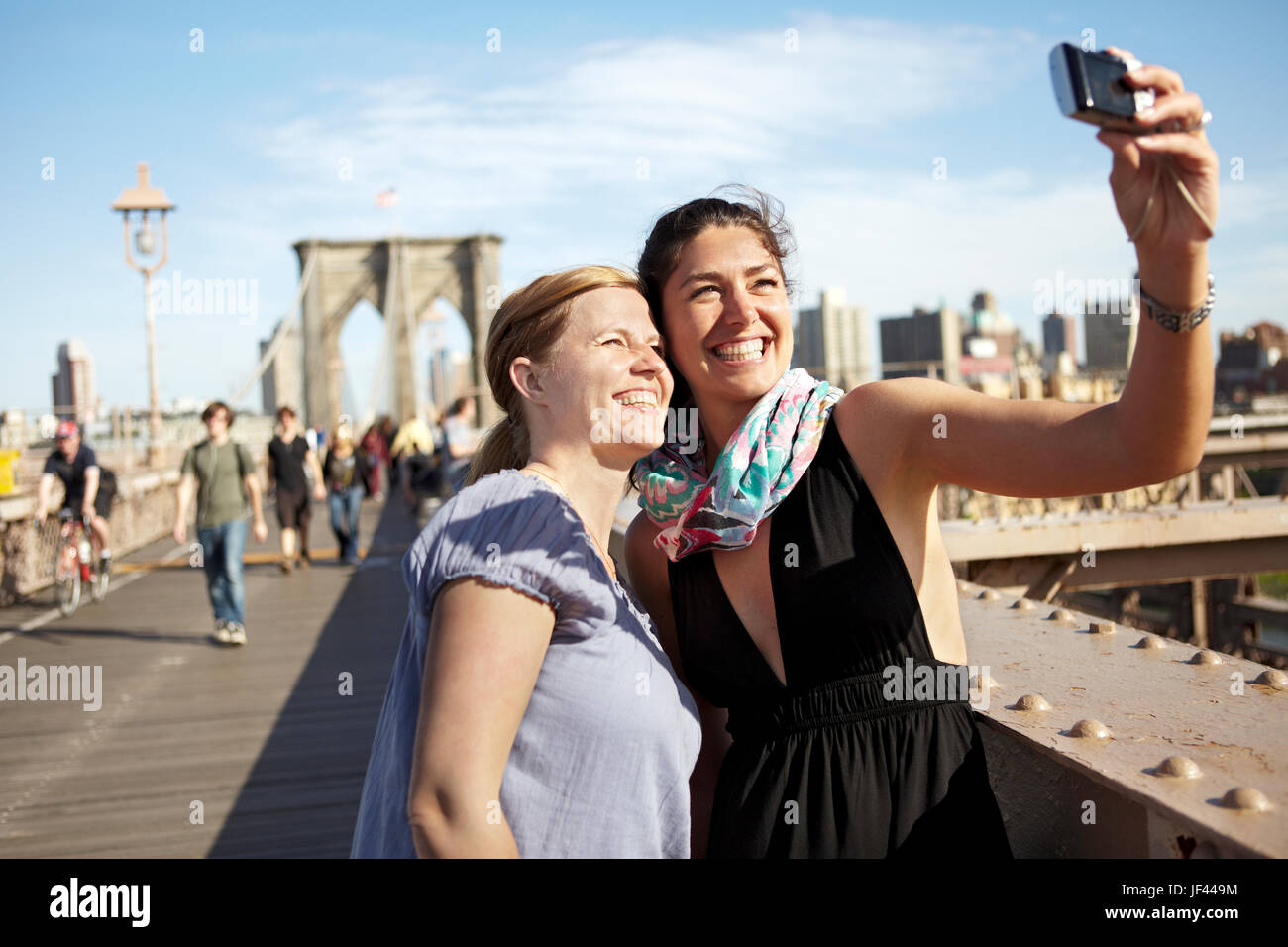 Two female tourists taking selfie on Brooklyn Bridge Stock Photo - Alamy