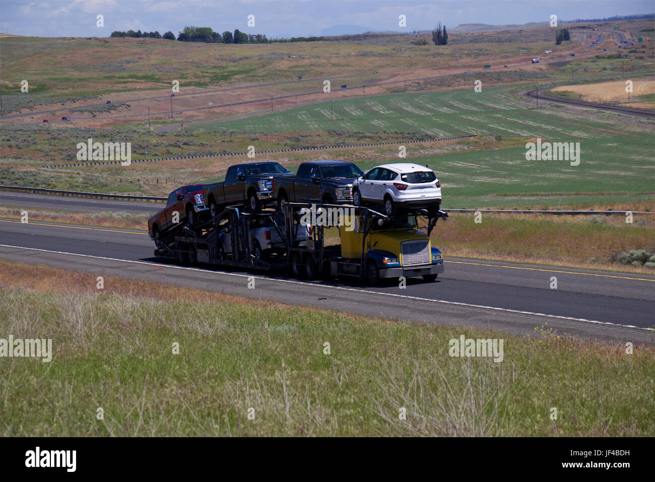 SemiTruck Hauling New Cars Stock Photo Alamy