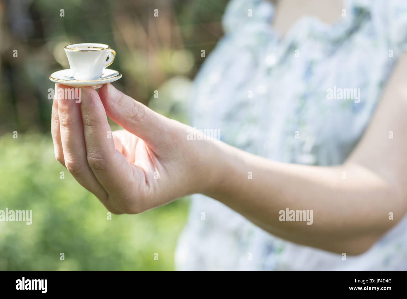 мама держит ребенка за руку. Hands holding cross.