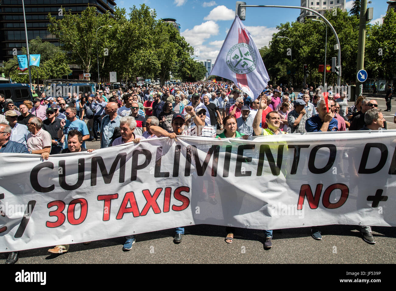 Madrid, Spain. 29th June, 2017. Taxi drivers protesting against Uber and Cabify demanding government to obey law, demanding just one Uber per 30 taxis. Credit: Marcos del Mazo/Alamy Live News Stock Photo