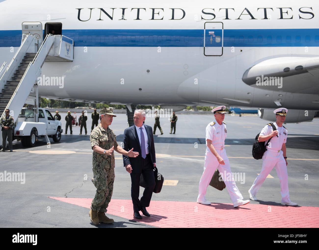 170529-N-ON707-178JOINT BASE PEARL HARBOR-HICKAM, Hawaii (May 31, 2017)— Adm. Harry Harris, Commander of U.S. Pacific Command (PACOM), has a conversation with Secretary of Defense James Mattis after his arrival at Hickam Airfield. This is the first time Mattis has visited PACOM since holding the office of Secretary of Defense. (U.S. Navy photo by Mass Communication 2nd Class James Mullen/Released) Stock Photo