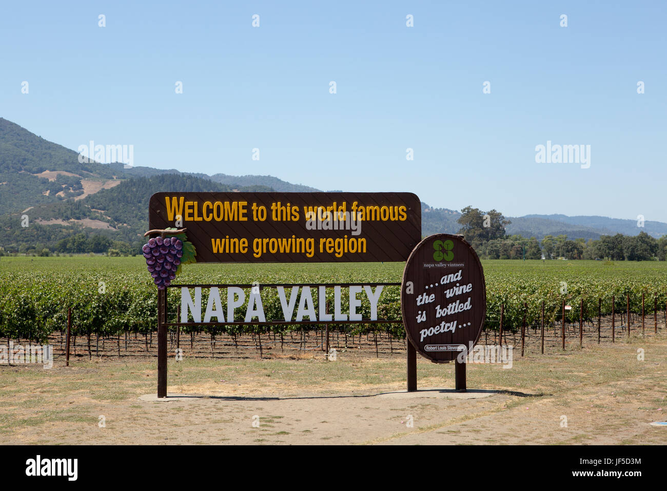 A sign welcoming people to the world famous wine growing region of Napa Valley. Stock Photo