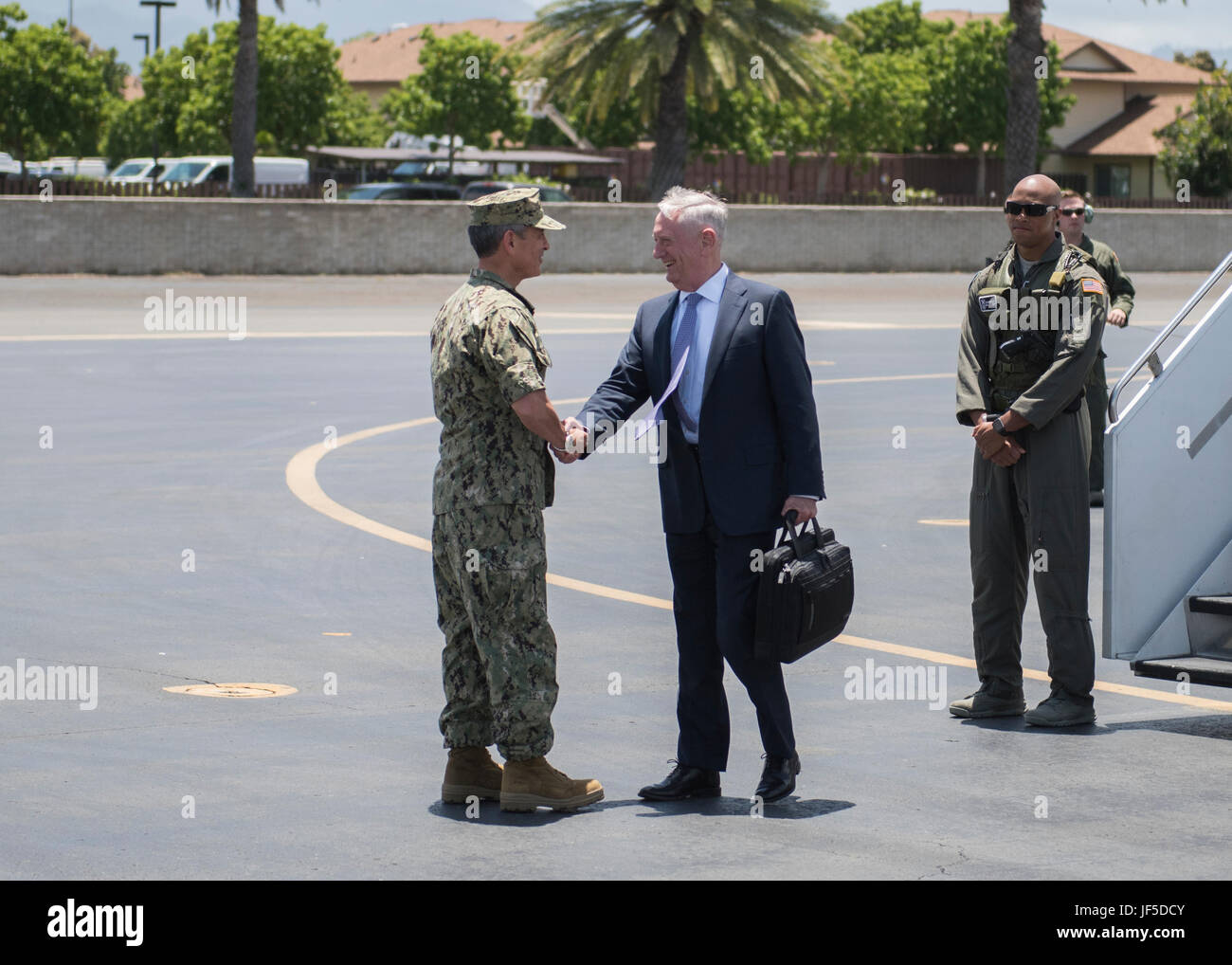 170531-N-ON707-244JOINT BASE PEARL HARBOR-HICKAM, Hawaii (May 31, 2017)— Adm. Harry Harris, Commander of U.S. Pacific Command (PACOM), greets Secretary of Defense James Mattis upon his arrival at Hickam Airfield. This is the first time Mattis has visited PACOM since holding the office of Secretary of Defense. (U.S. Navy photo by Mass Communication 2nd Class James Mullen/Released) Stock Photo